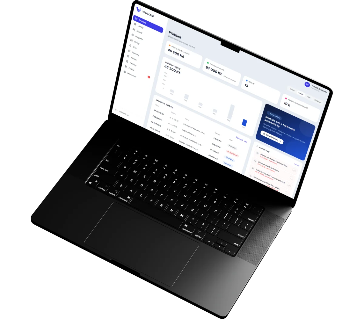VimiaCRM dashboard na notebooku